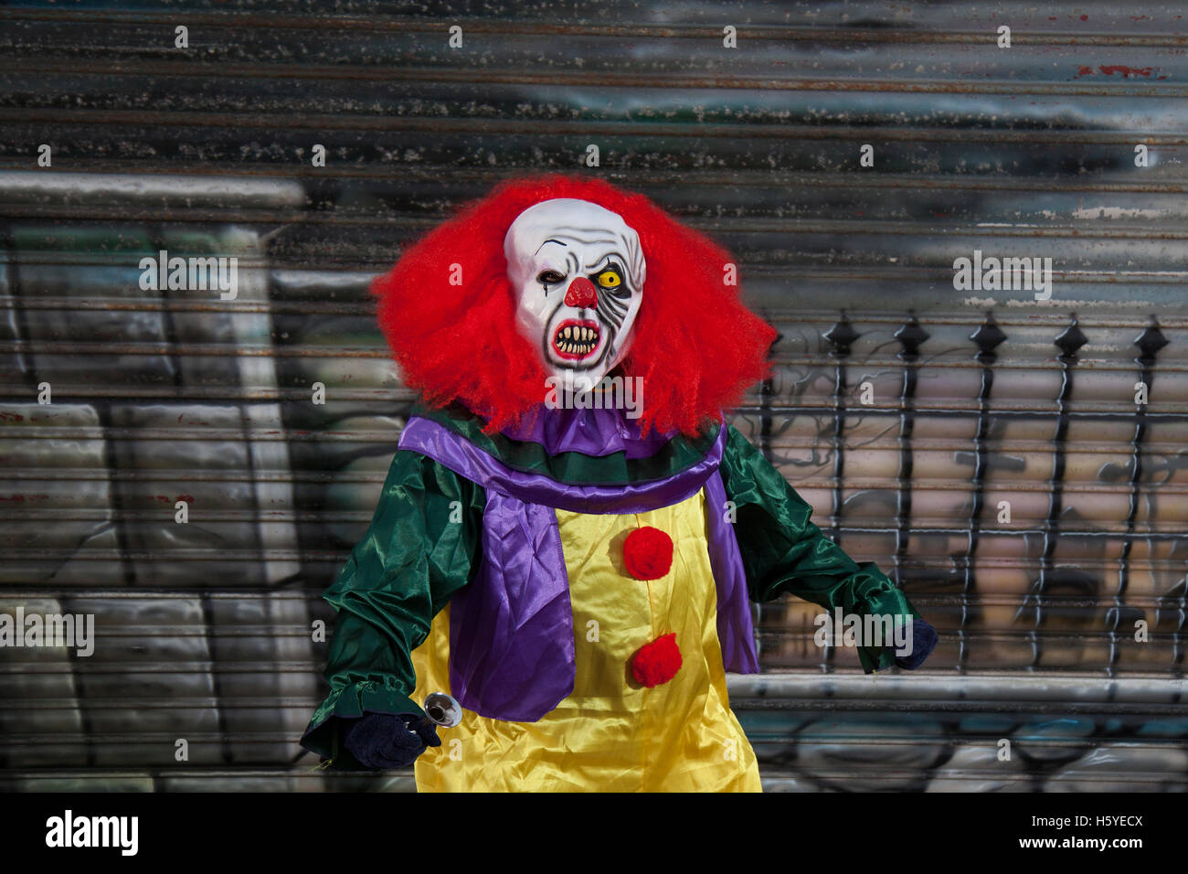 Un killer clown Halloween con maschera, faccia bianca, i capelli rossi  parrucca, e urlando scary espressione, Southport, Merseyside, Regno Unito  Foto stock - Alamy