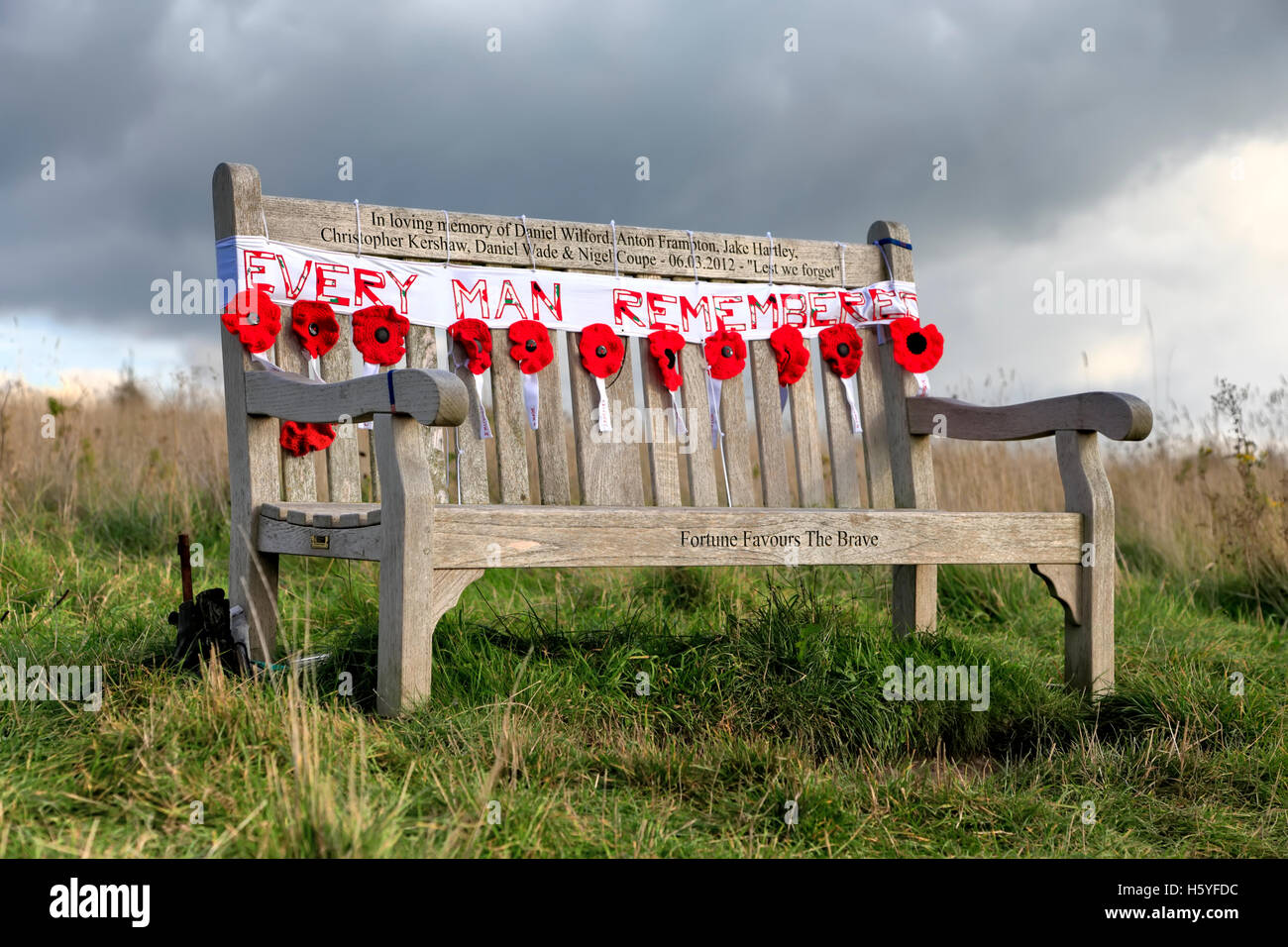 Battlesbury Hill, Warminster, Wiltshire, Regno Unito. 21 ott 2016. Un banco di memorial situato su Battlesbury collina sopra la città di guarnigione di Warminster nel Wiltshire che è dedicato a ricordare e onorare i membri del reggimento dello Yorkshire che hanno fatto il sacrificio estremo mentre in servizio in Afghanistan, è stata recentemente adornata con un banner che dice che "ogni uomo ricordato' e dodici papaveri in maglia per ogni soldato caduto come un omaggio di residente locale Lesley Fudge Credito: Andrew Harker/Alamy Live News Foto Stock