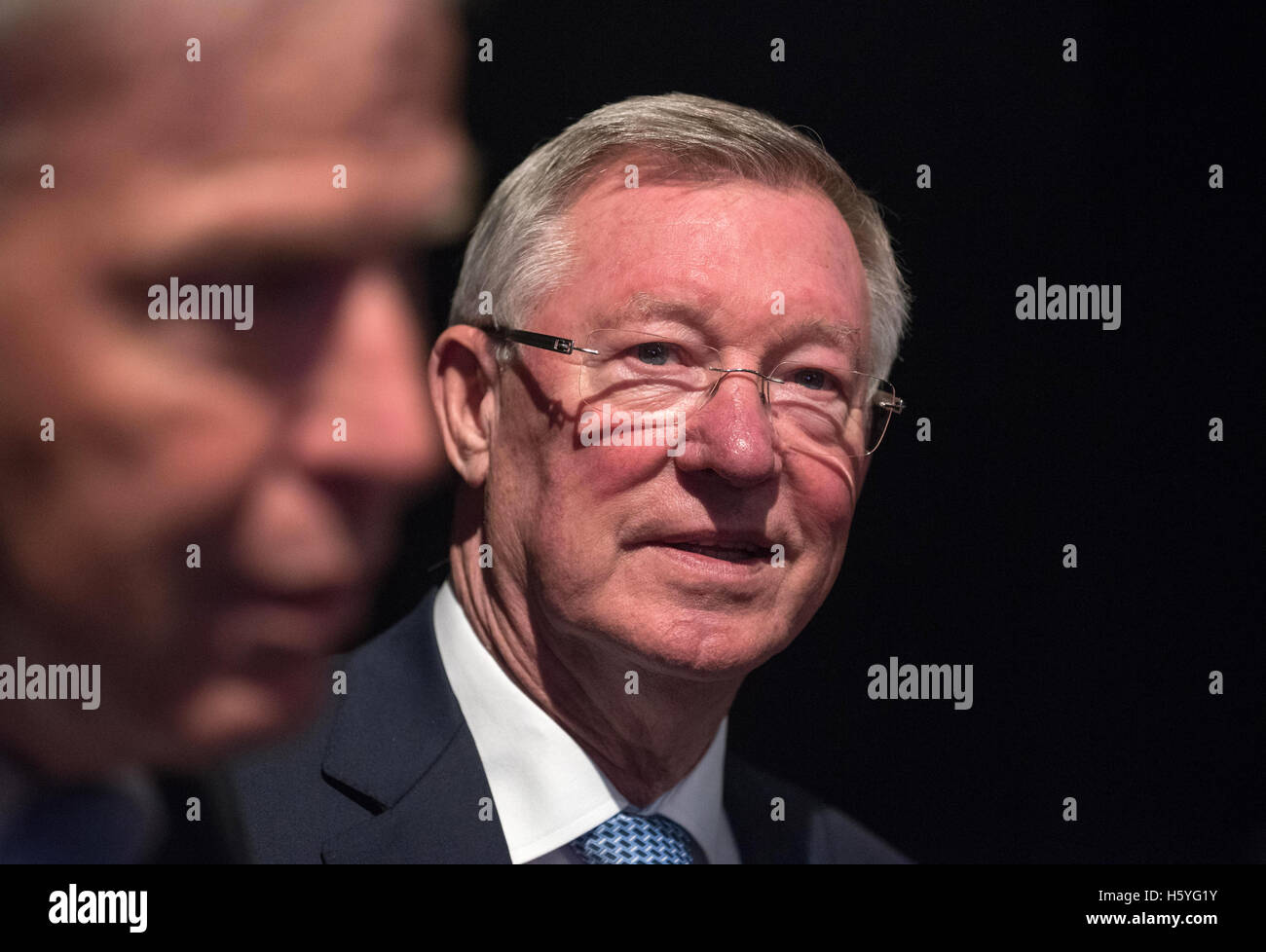 Norimberga, Germania. Xxi oct, 2016. La scozzese sir Alex Ferguson (R) assiste la cerimonia di premiazione del tedesco Soccer-Culture Award 2016 a Norimberga (Germania), 21 ottobre 2016. Ferguson era stato dato il Walther-Bensemann-premio d'onore per la sua vita di lavoro e il suo impegno sociale. Foto: Nicolas Armer/dpa/Alamy Live News Foto Stock