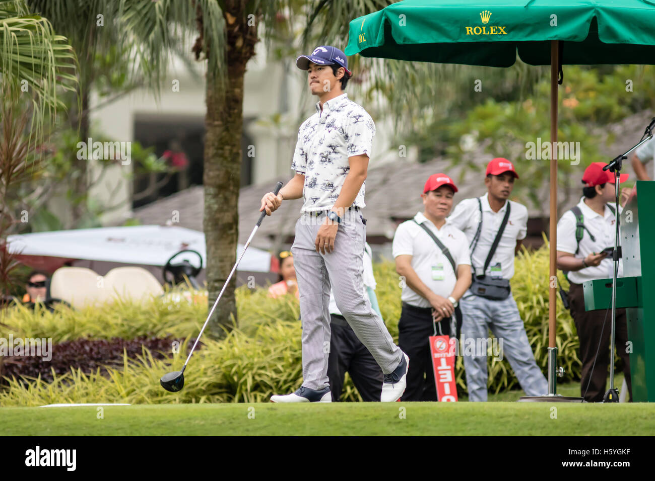 Kuala Lumpur, Malesia. 22 ottobre, 2016. Round 3 vedere Ryo Ishikawa ottenere pronto per tee off in salita 2016 PGA Championship di Kuala Lumpur in Malesia. Credito: Danny Chan/Alamy Live News. Foto Stock