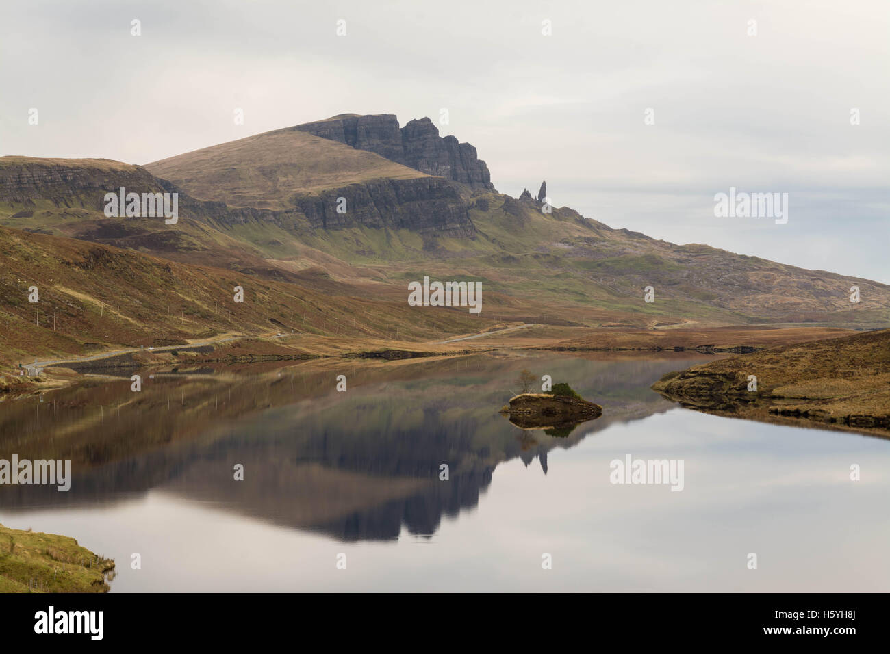 Isola di Skye, Highlands scozzesi - 22 Ottobre 2016: Regno Unito meteo: straordinarie riflessioni del vecchio uomo di Storr - un enigmatico colonna di basalto - su ancora un autunno mattina sull'Isola di Skye Credito: Kay Roxby/Alamy Live News Foto Stock