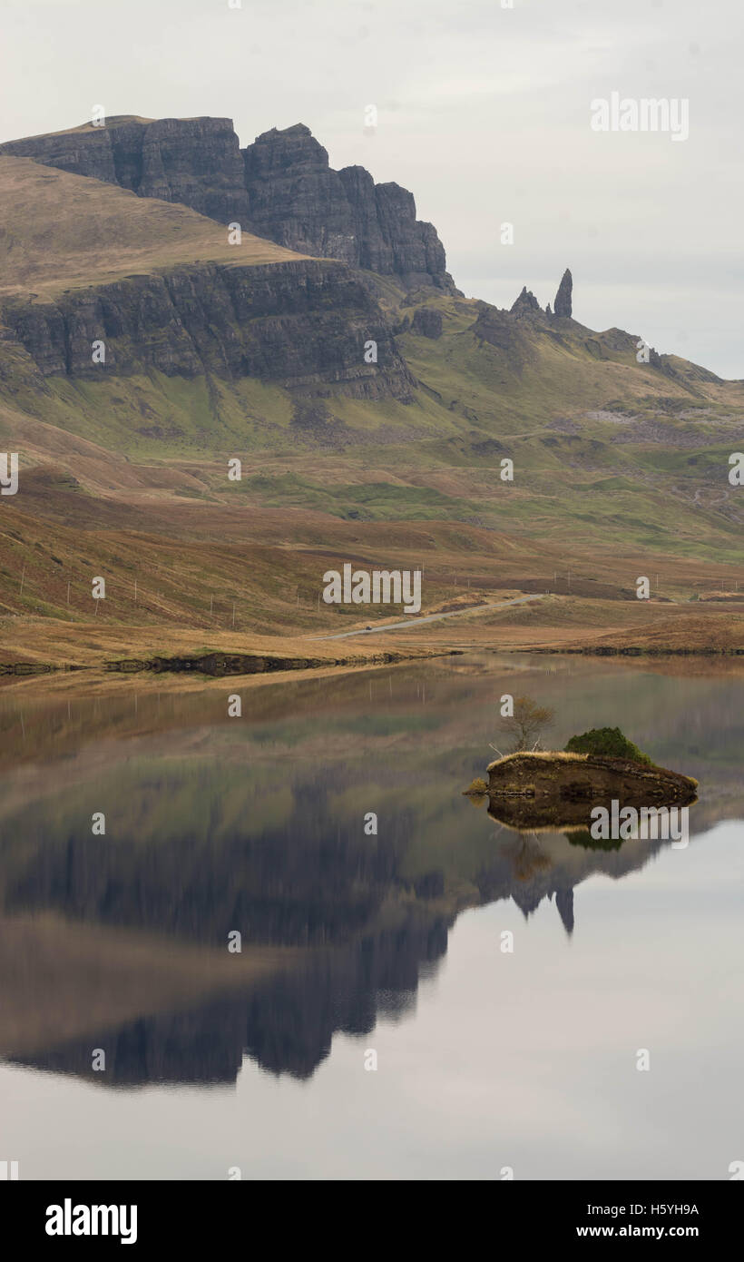 Isola di Skye, Highlands scozzesi - 22 Ottobre 2016: Regno Unito meteo: straordinarie riflessioni del vecchio uomo di Storr - un enigmatico colonna di basalto - su ancora un autunno mattina sull'Isola di Skye Credito: Kay Roxby/Alamy Live News Foto Stock