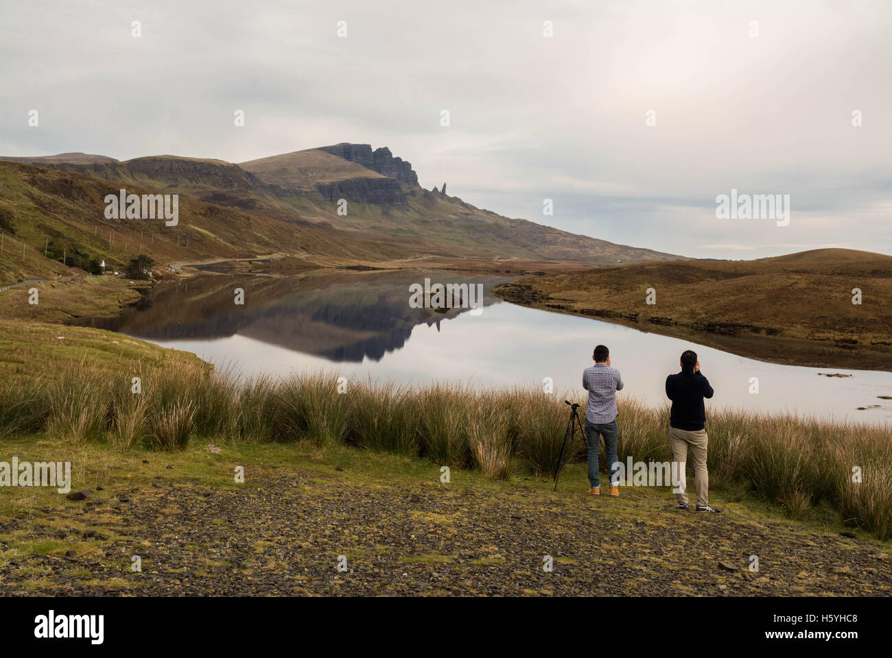 Isola di Skye, Highlands scozzesi - 22 Ottobre 2016: Regno Unito meteo: straordinarie riflessioni del vecchio uomo di Storr - un enigmatico colonna di basalto - su ancora un autunno mattina sull'Isola di Skye, fornendo foto meravigliose opportunità per i turisti Credito: Kay Roxby/Alamy Live News Foto Stock
