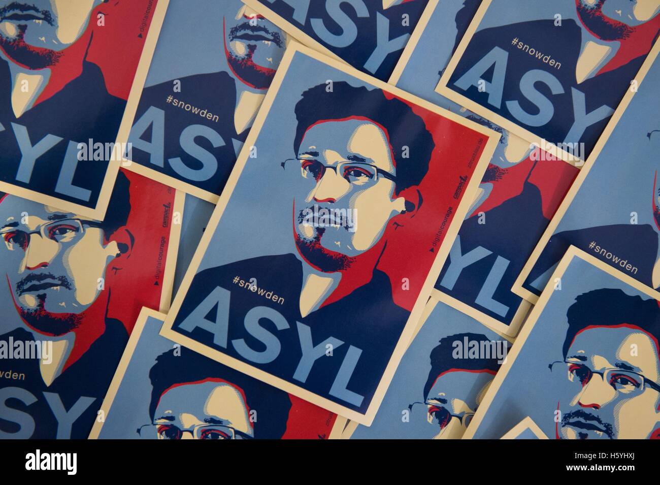 Dresden, Germania. 22 ottobre, 2016. Cartoline con una foto del whistleblower Edward Snowden giacente su un tavolo al simposio "atenspuren 2016' (lit. 'Data tracce 2016') del Chaos Computer Club lavorando sul suo computer portatile presso il Museo Technische Sammlungen a Dresda (Germania), 22 ottobre 2016. Durante la conferenza di due giorni il 22 e 23 ottobre, le conseguenze della tecnologia dell informazione per la società sono discussi, tra l'altro. Foto: SEBASTIAN KAHNERT/dpa/Alamy Live News Foto Stock