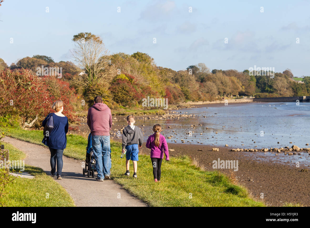 Manorbier, Pembrokeshire, Regno Unito. 22 ottobre, 2016. Famiglie godere il sole autunnale all'inizio della scuola di metà semestre nel mese di ottobre. Credito: Derek Phillips/Alamy Live News Foto Stock