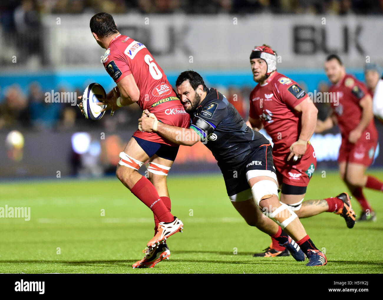 Londra, Inghilterra - 22 Ottobre, 2016: John Barclay di Scarlets è stato affrontato nel corso di EPCR Champion Cup match tra Saraceni e Scarlets a Allianz Park il sabato. Credito: Taka Wu/Alamy Live News Foto Stock