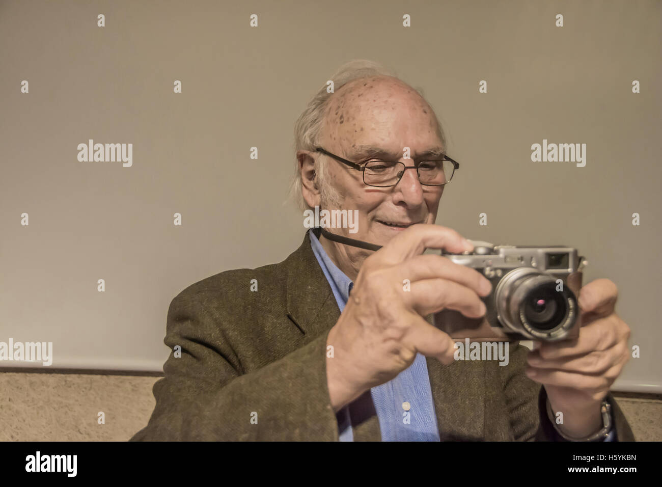 Il cinema del regista Carlos Saura dare una conferenza all'università di Madrid Spagna, nella conferenza di fotografia del cinema "confoco' Foto Stock