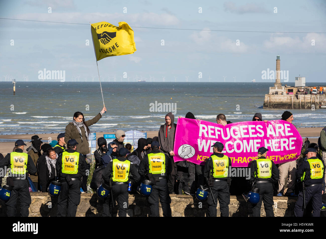 Gruppi antifasciste contro-protesta estrema destra "Bianco vive questione' marzo nella città di Margate, Kent. Foto Stock