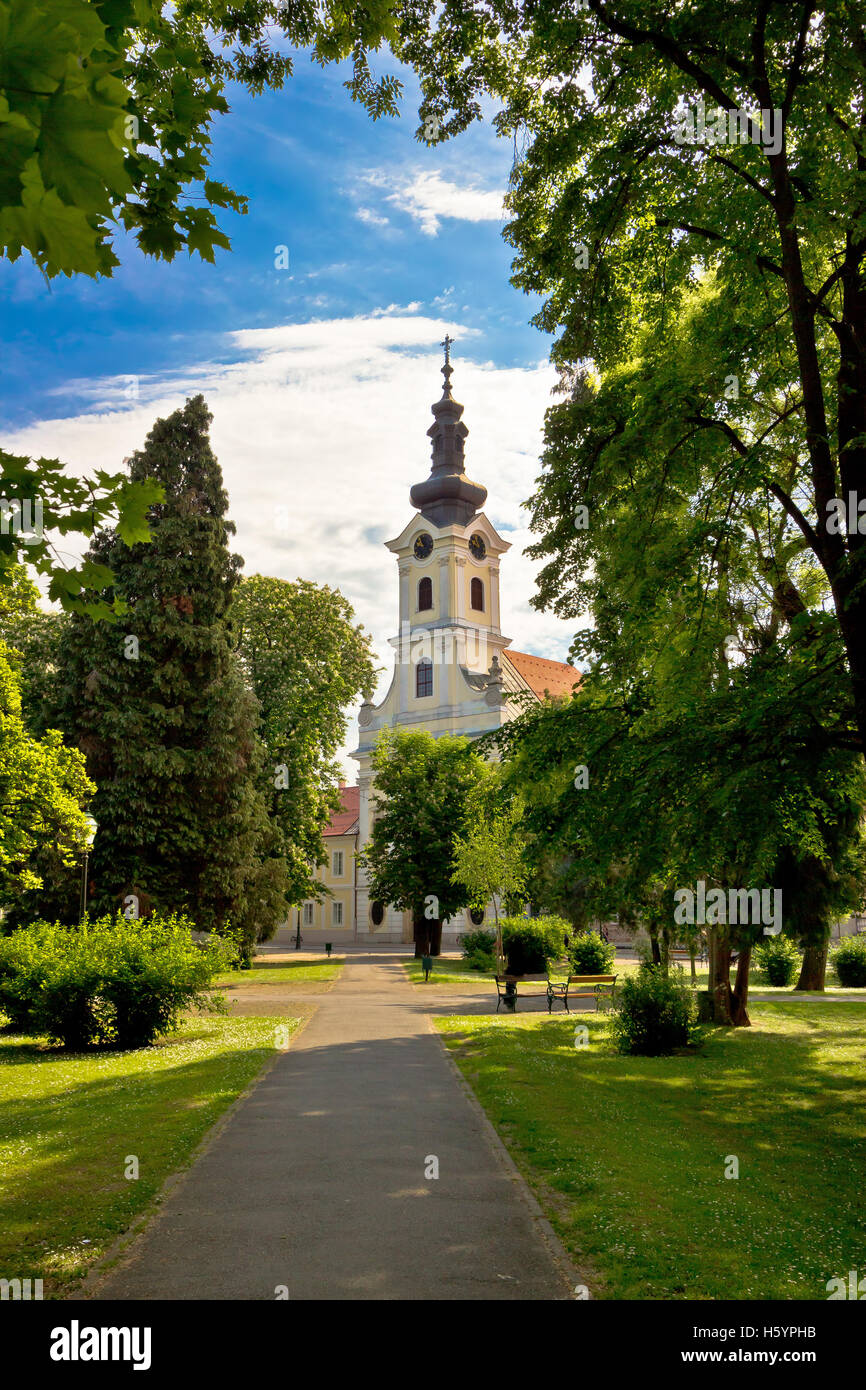 Città di Bjelovar park e chiesa vista verticale, Croazia Foto Stock