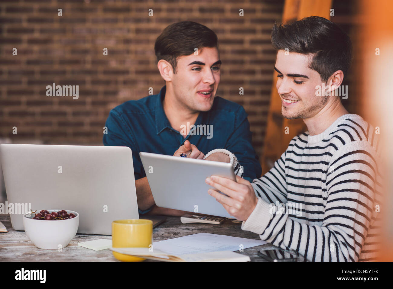 La condivisione di idee e un ridere insieme Foto Stock