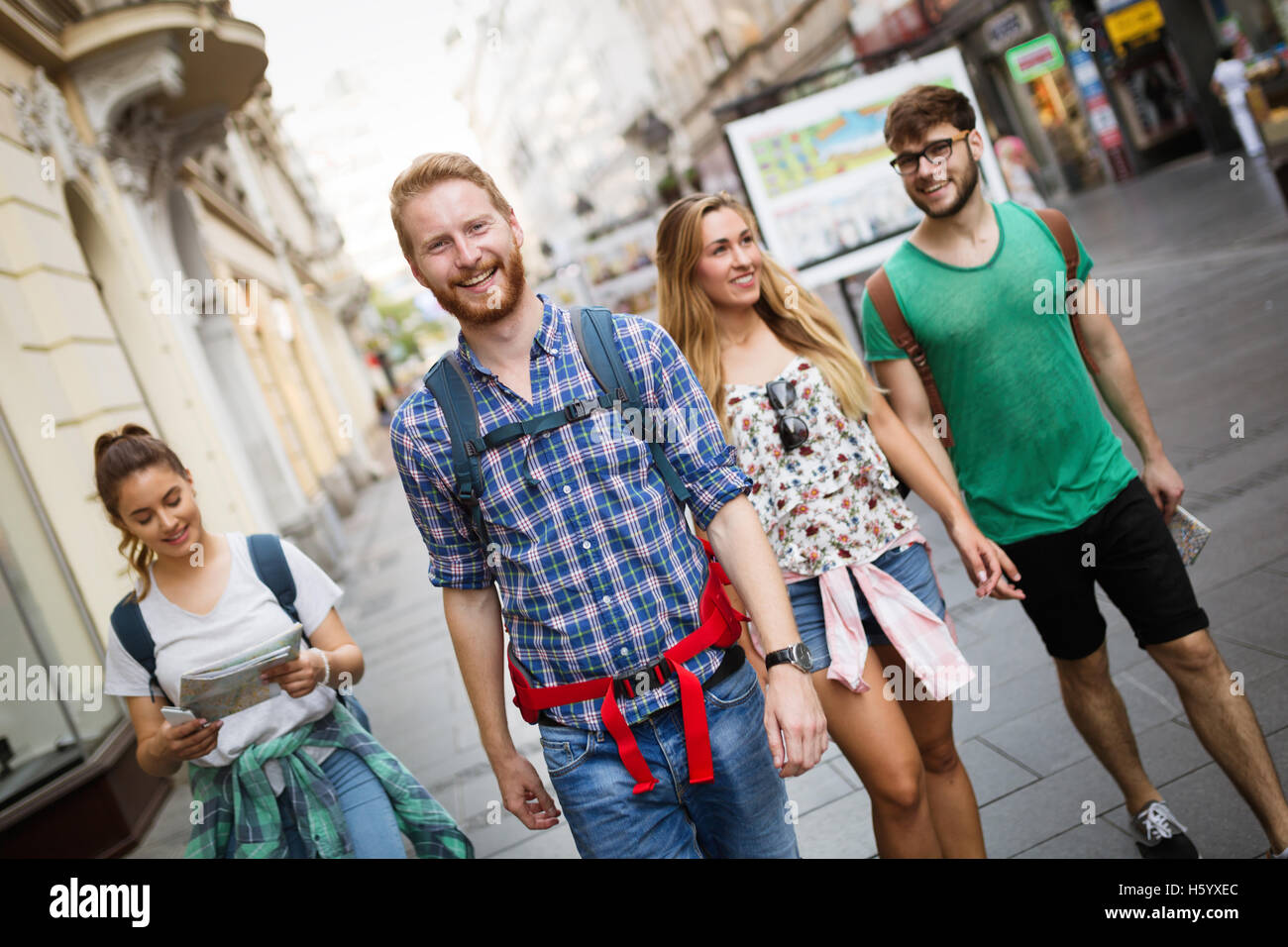 Gruppo turistico guidato dalla guida turistica sul loro viaggio Foto Stock