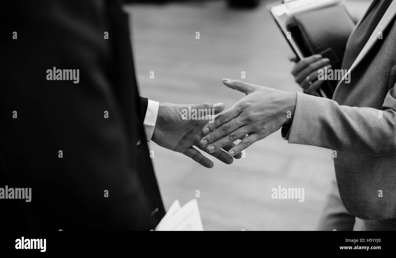 Il messaggio di saluto di handshake di business aziendale concetto di persone Foto Stock