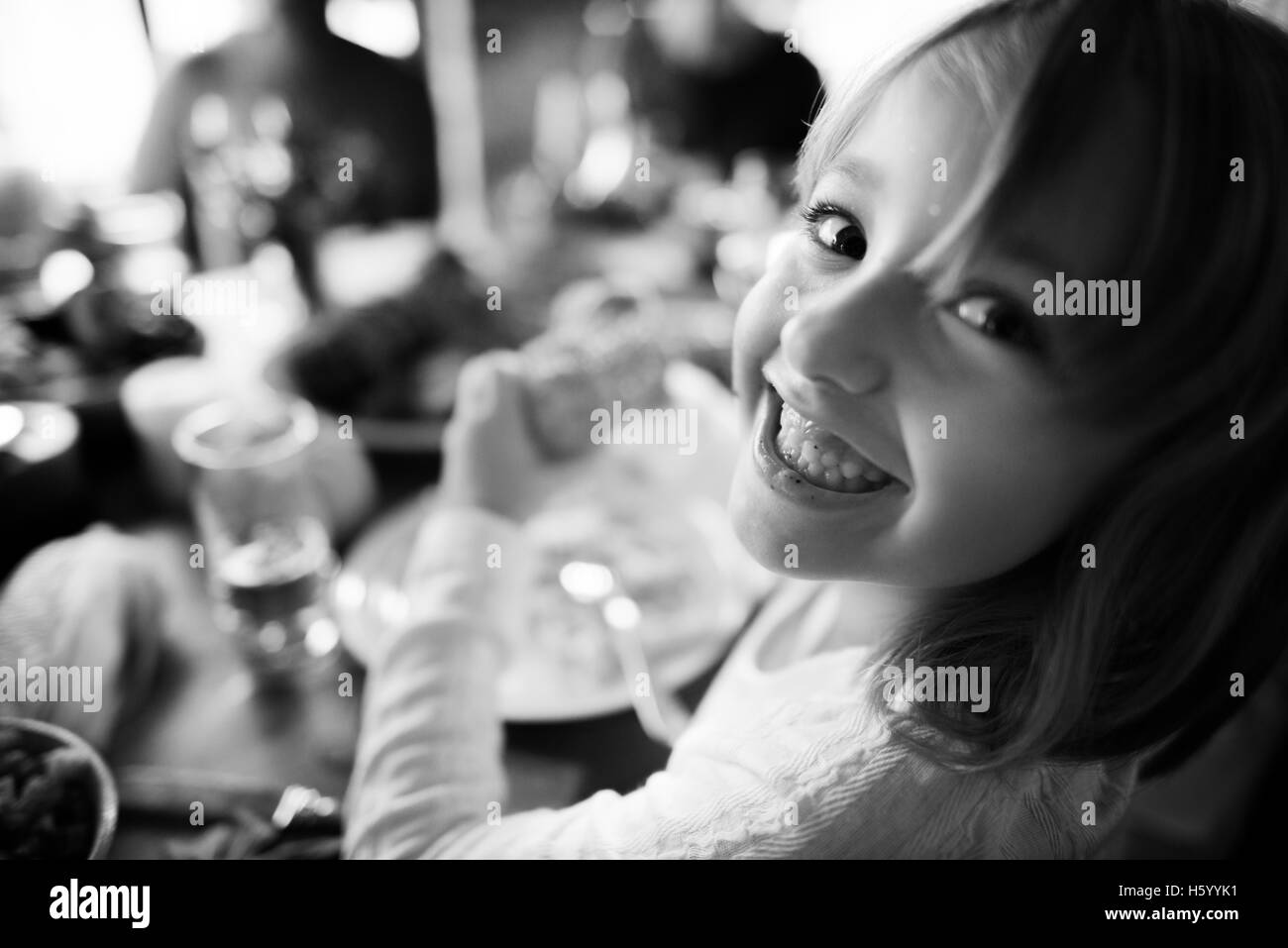 Ragazzino che i bambini a mangiare il mais celebrazione di ringraziamento Concept Foto Stock