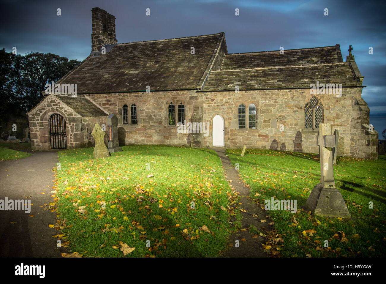 Heysham chiesa al crepuscolo Foto Stock