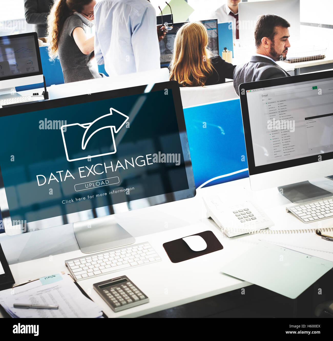 Il trasferimento dei dati Exchange sincronizzazione condivisione concetto di caricamento Foto Stock