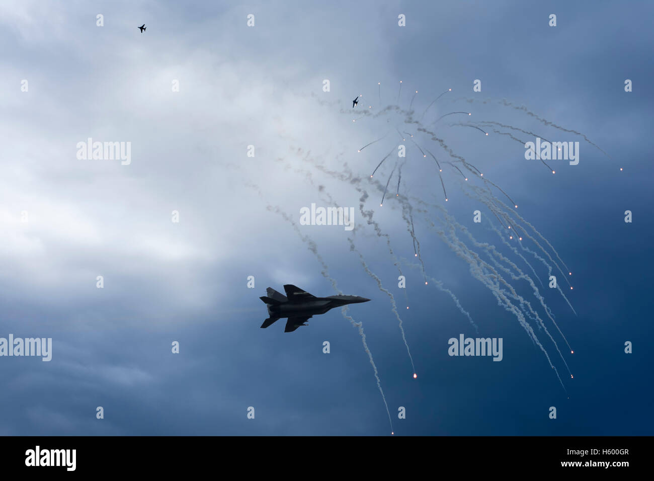 Attacco aereo. Jet da combattimento in duelli aerei. Degli aeroplani in battaglia sparare razzi di difesa. Zona di guerra. Foto Stock