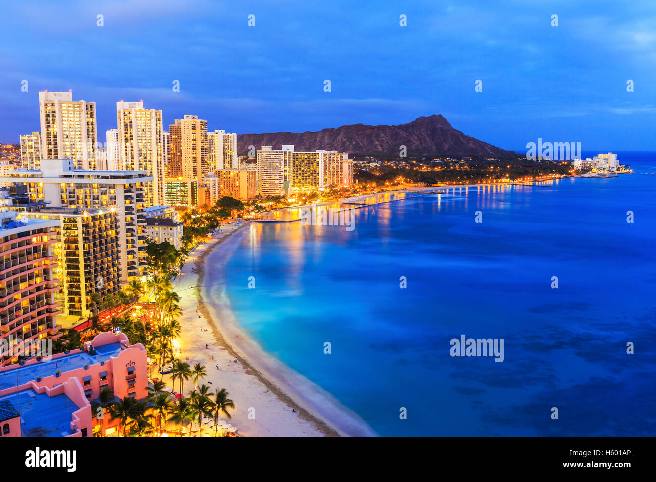 Honolulu, Hawaii. Skyline sulla spiaggia di Waikiki. Foto Stock