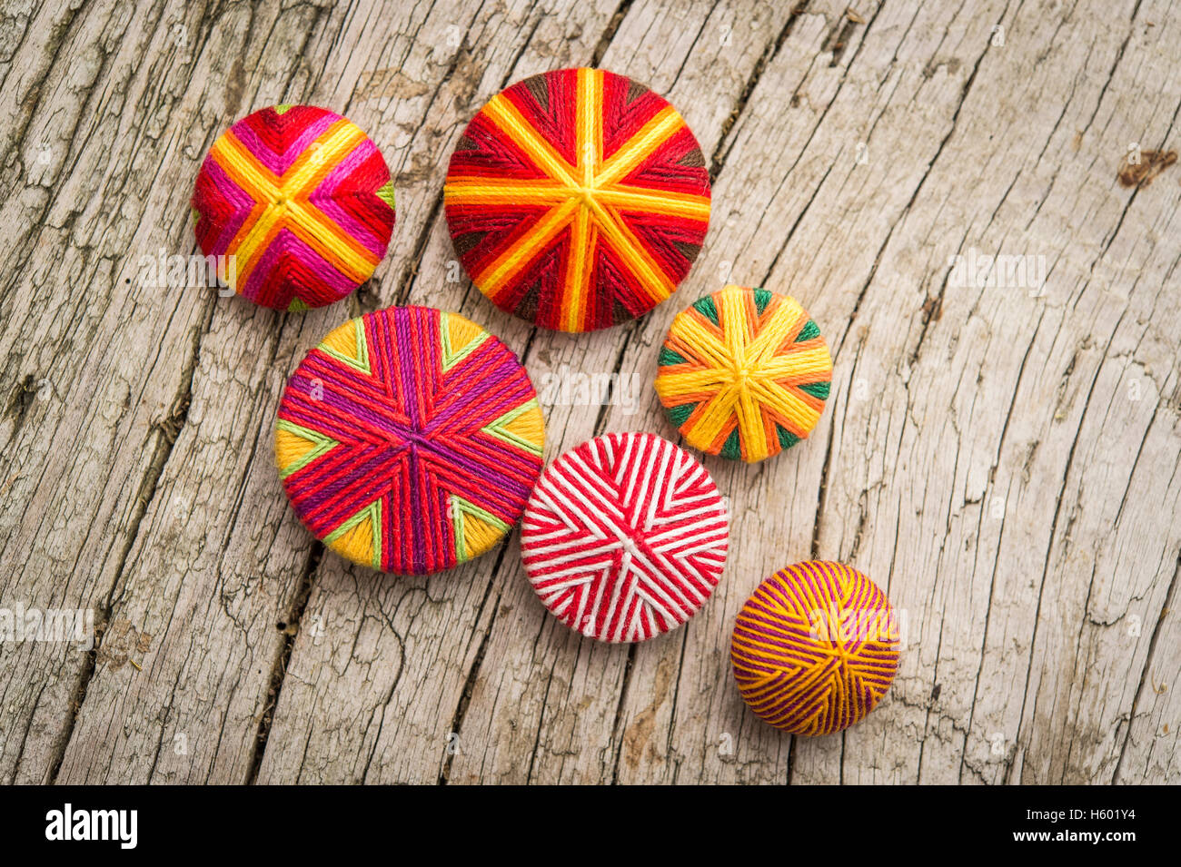 Sei Posamentenknöpfe colorati, rococò motivi classici unica artigianato regionale, prevista sul pannello di legno Foto Stock