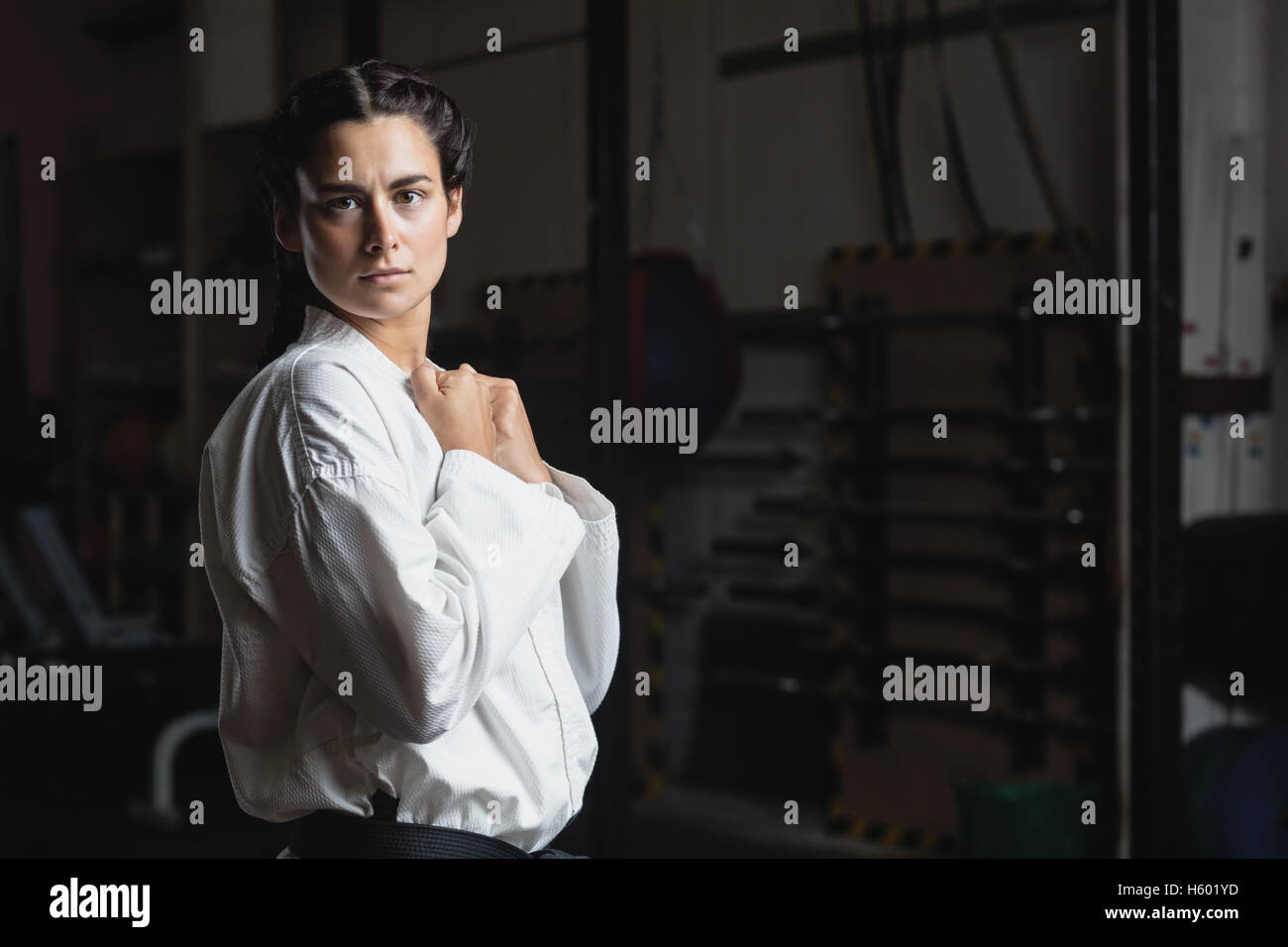 La donna a praticare il karate nel fitness studio Foto Stock