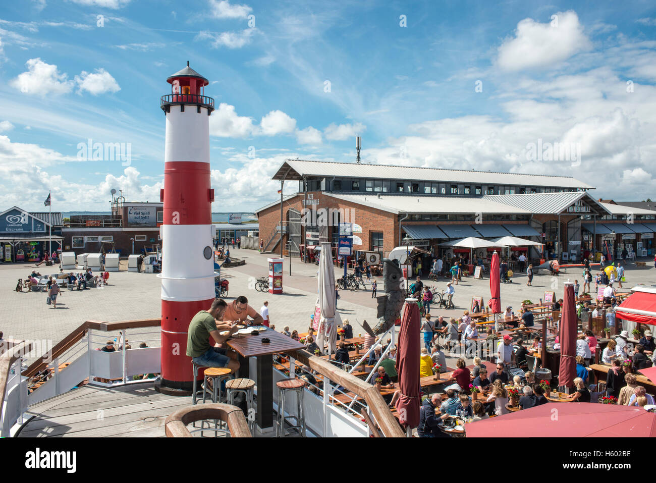 La piazza centrale del porto di elenco, vista dal ristorante di pesce Gosch sul vecchio Tonnenhalle, elenco, Sylt, Schleswig-Holstein Foto Stock