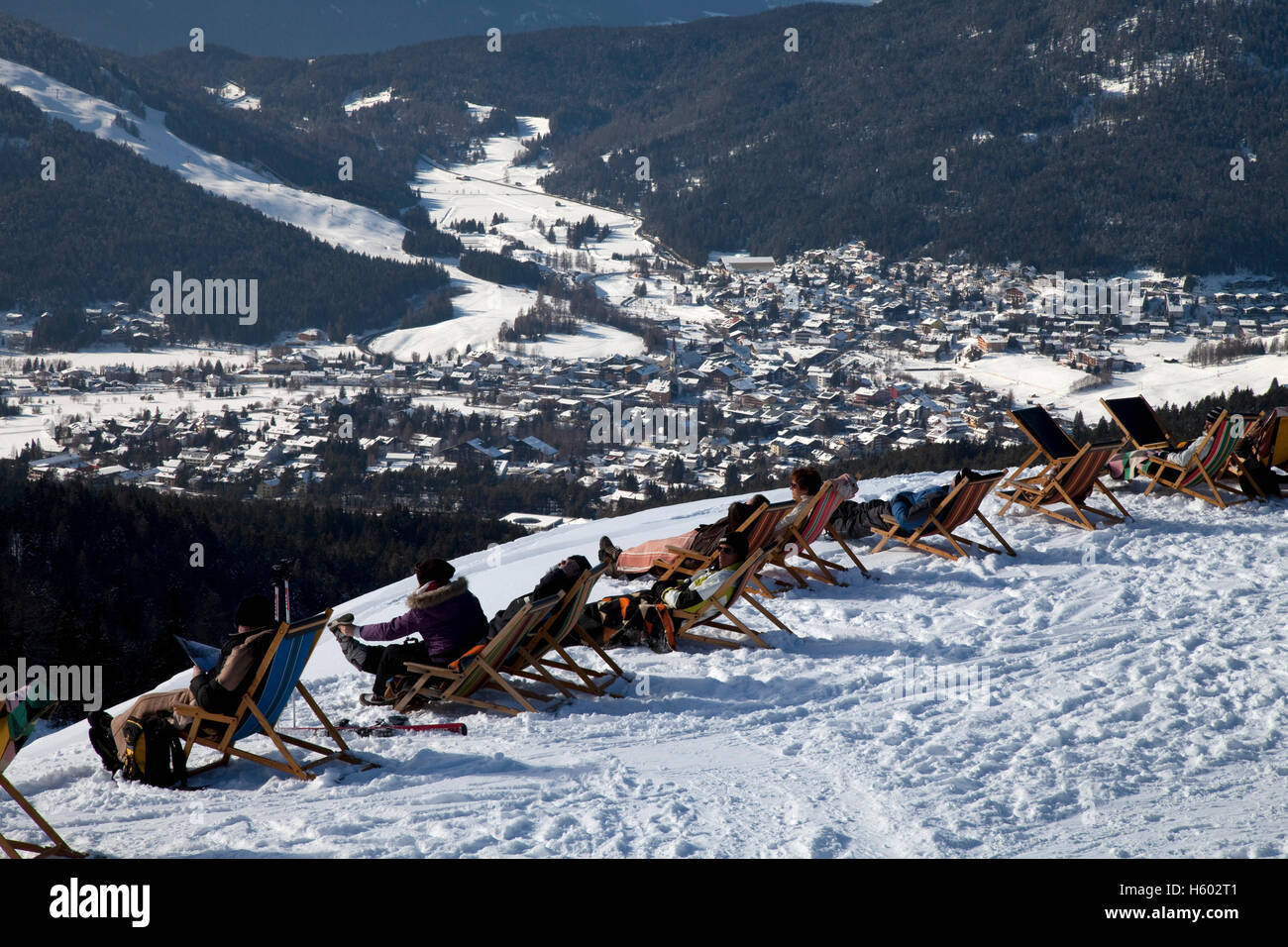 La visione panoramica della piattaforma con sedie a sdraio, area prendisole, i turisti a prendere il sole, Rosshuette, 1760m, Tirolo, Austria, Europa Foto Stock