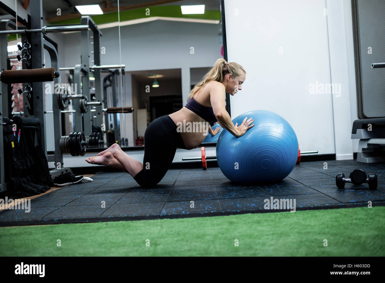 Donna incinta esercitando con sfera di fitness Foto Stock
