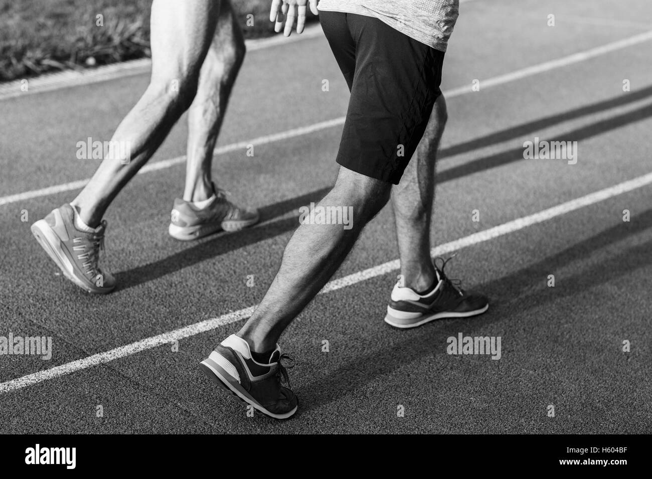 Bianco e nero ritratto di due uomini jogging. Uno stile di vita sano concetto Foto Stock