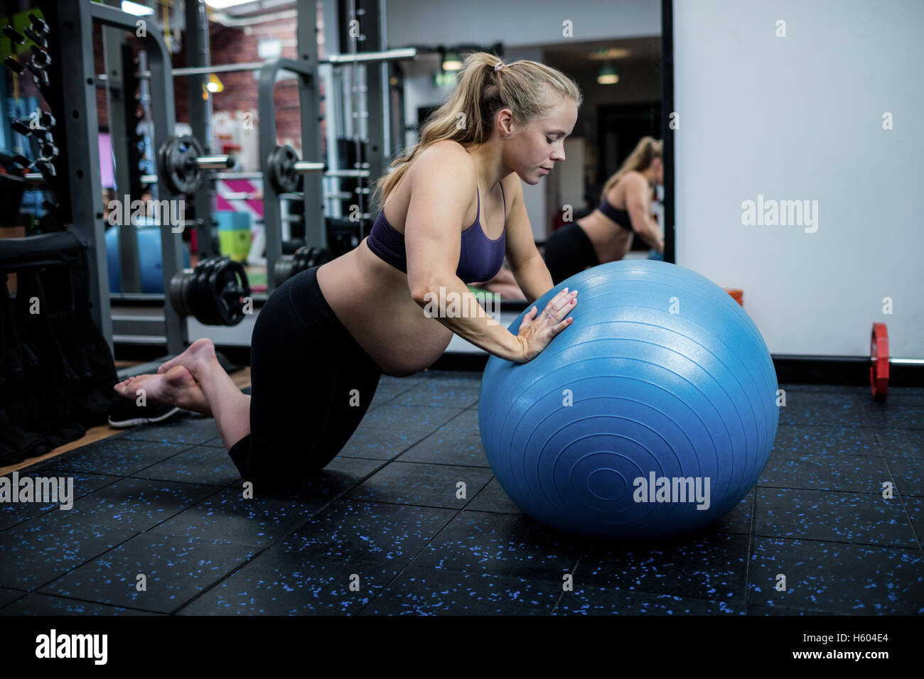Donna incinta esercitando con sfera di fitness Foto Stock