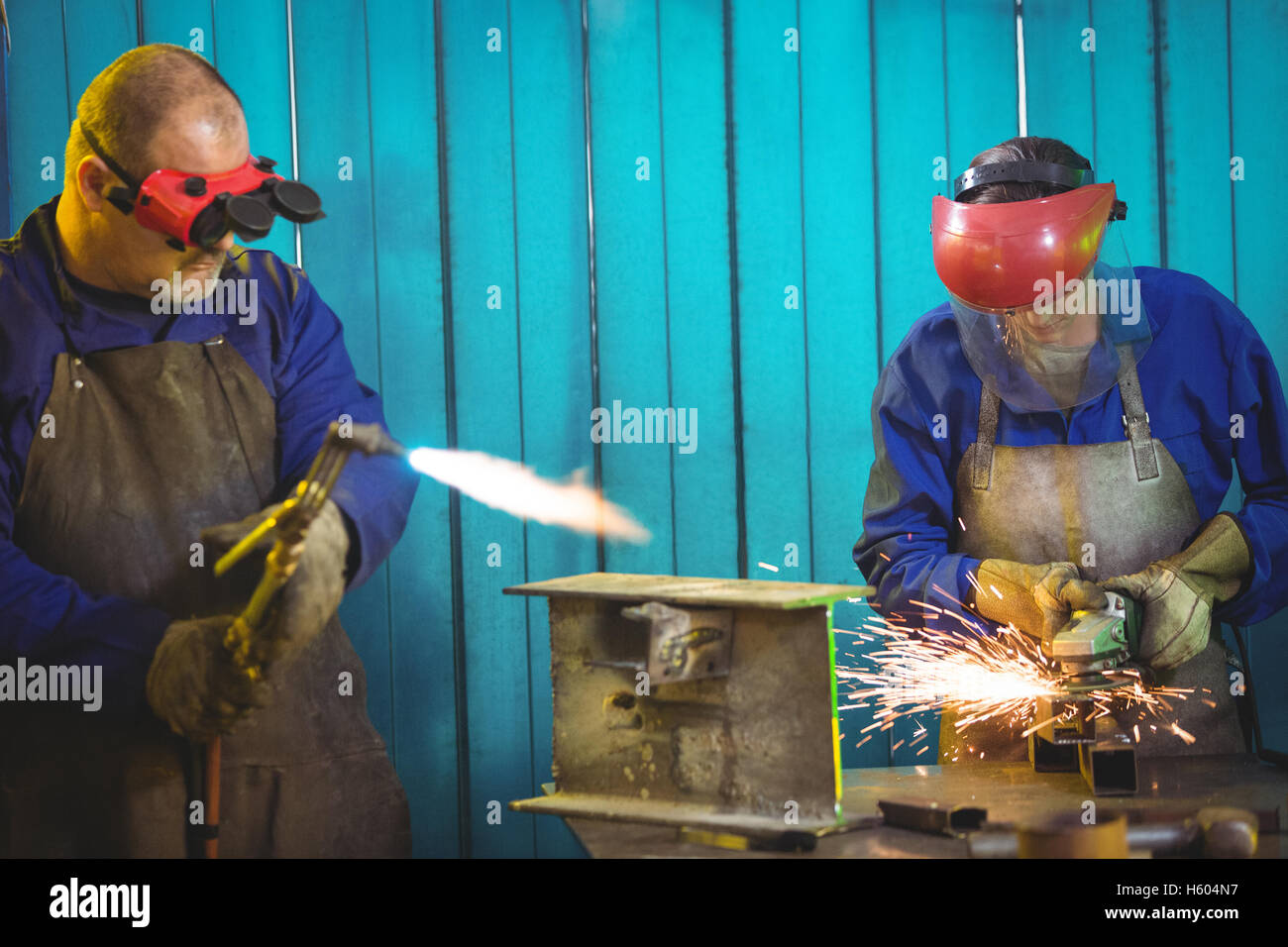 Saldatrici a lavorare al work shop Foto Stock