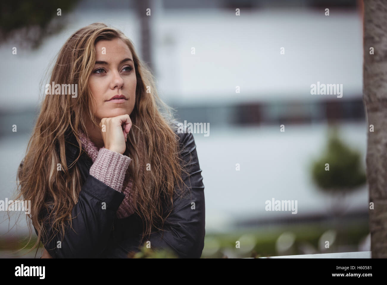 Bella donna con la mano sul mento Foto Stock