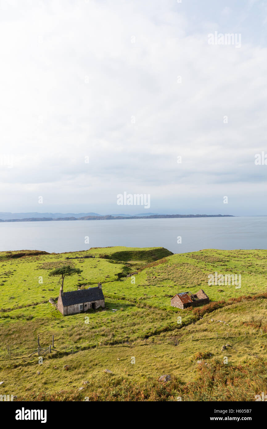 Abbandonato a Croft Kalnakil, affacciato sul isola di Rona, Strathcarron, Scozia Foto Stock