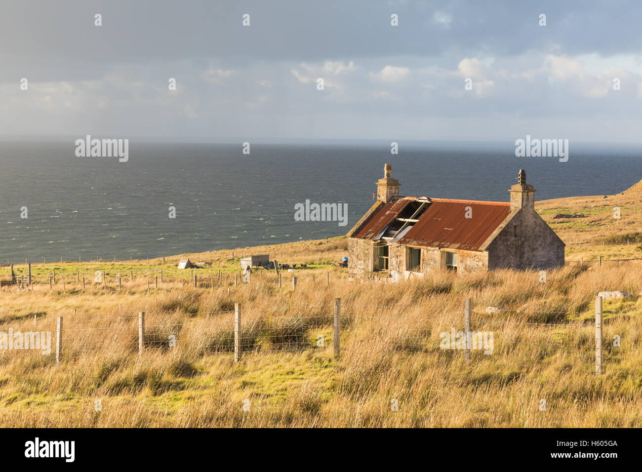 Un abbandonato casa croft a Melvaig, un remoto villaggio sulla costa di Wester Ross, Highlands Scozzesi. Foto Stock