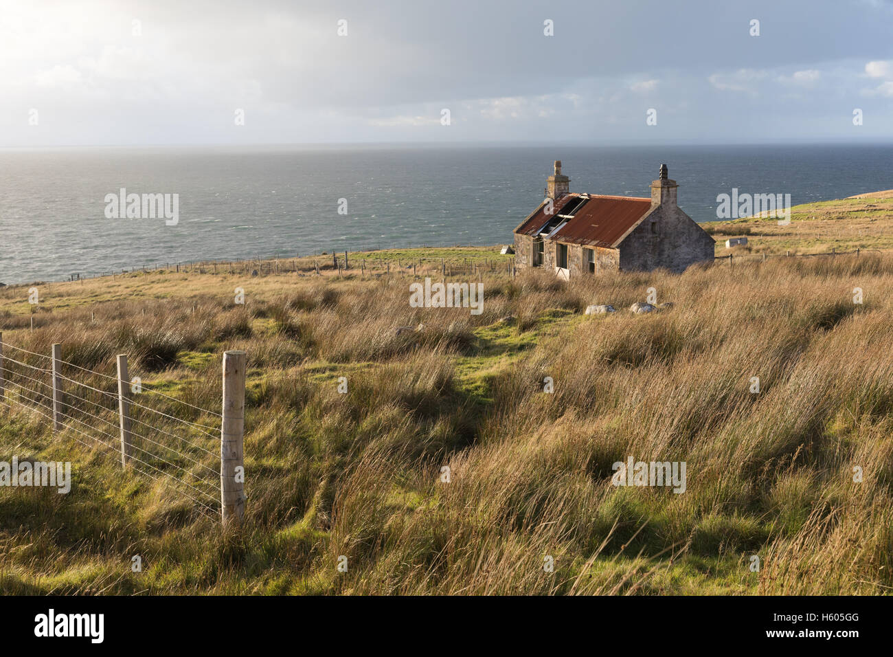 Un abbandonato casa croft a Melvaig, un remoto villaggio sulla costa di Wester Ross, Highlands Scozzesi. Foto Stock