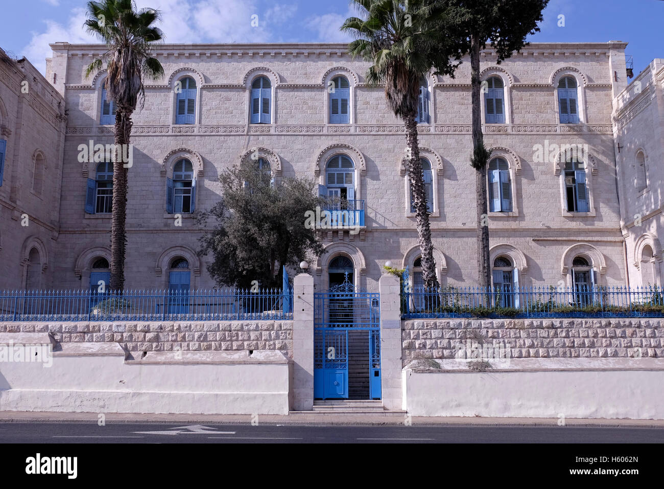 Facciata della chiesa di Saint Louis ospedale francese completata nel 1896 che si specializzano in cure palliative situato sul confine tra occidente e oriente a Gerusalemme, rivolta verso la Città Vecchia. Israele Foto Stock