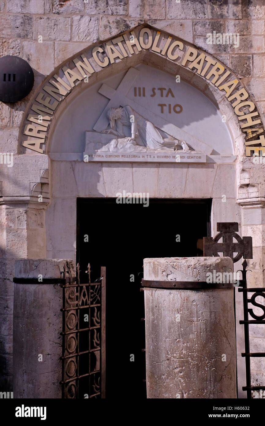 Figura scolpita di Gesù che cade con la croce per la prima volta alla terza stazione della croce si trova in corrispondenza di un ingresso del "Hammam es-Sultan", bagni costruito nel XV secolo a volte chiamato "cappella polacca' come esso è stato rinnovato con il sostegno finanziario dell'esercito polacco nel tardo 40s del XX secolo in Via Dolorosa la Città Vecchia di Gerusalemme Est Israele. Foto Stock