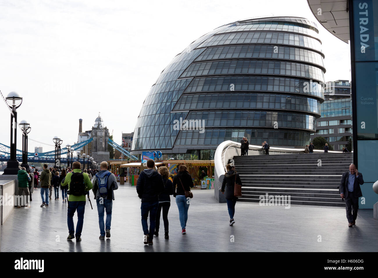 La gente camminare lungo la riva sud dal Municipio di Londra, Regno Unito Foto Stock