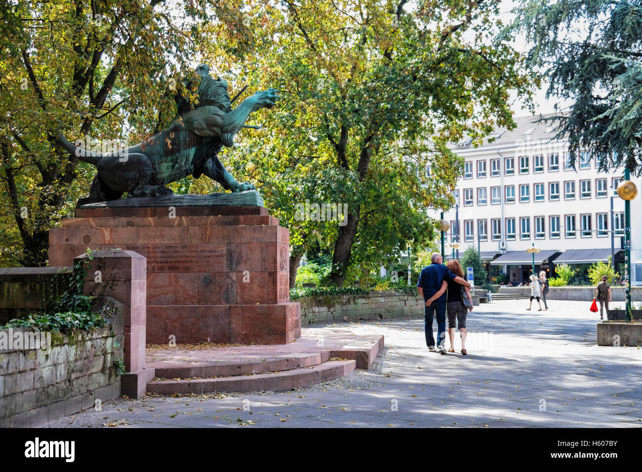 Darmstadt, Hesse, Germania. Leone di bronzo con due lance nel petto. Vita delle guardie Reggimento di Fanteria monumento, memoriale di guerra Foto Stock