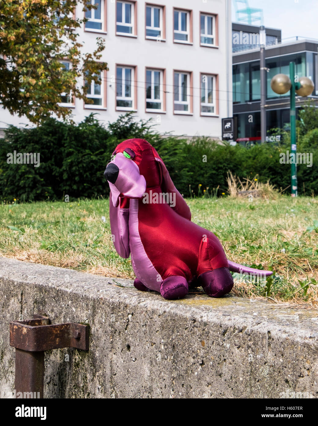Red cane Giocattolo abbandonato in una pubblica piazza a Darmstadt Foto Stock