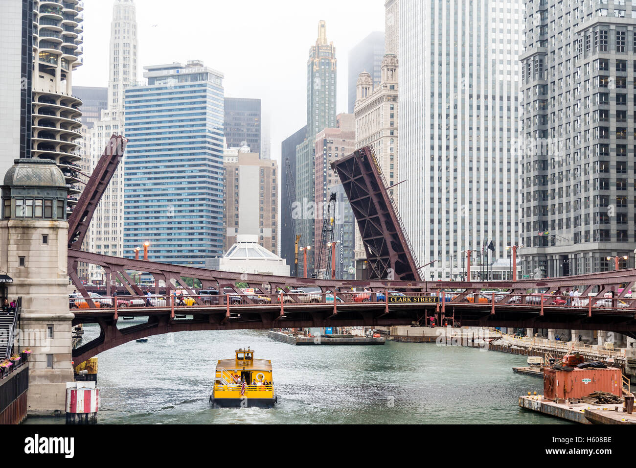 River Taxi sotto Clark Street Bridge in Chicago Illinois Foto Stock