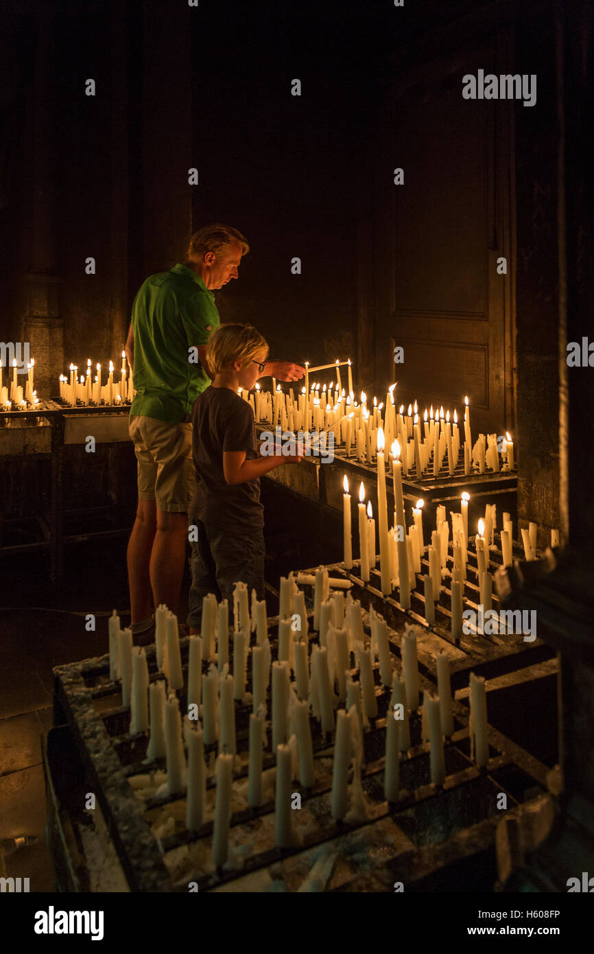 Devozioni religiose nel Santuario di Nostra Signora Stella del mare nella Basilica di Nostra Signora di Maastricht, Paesi Bassi. Foto Stock
