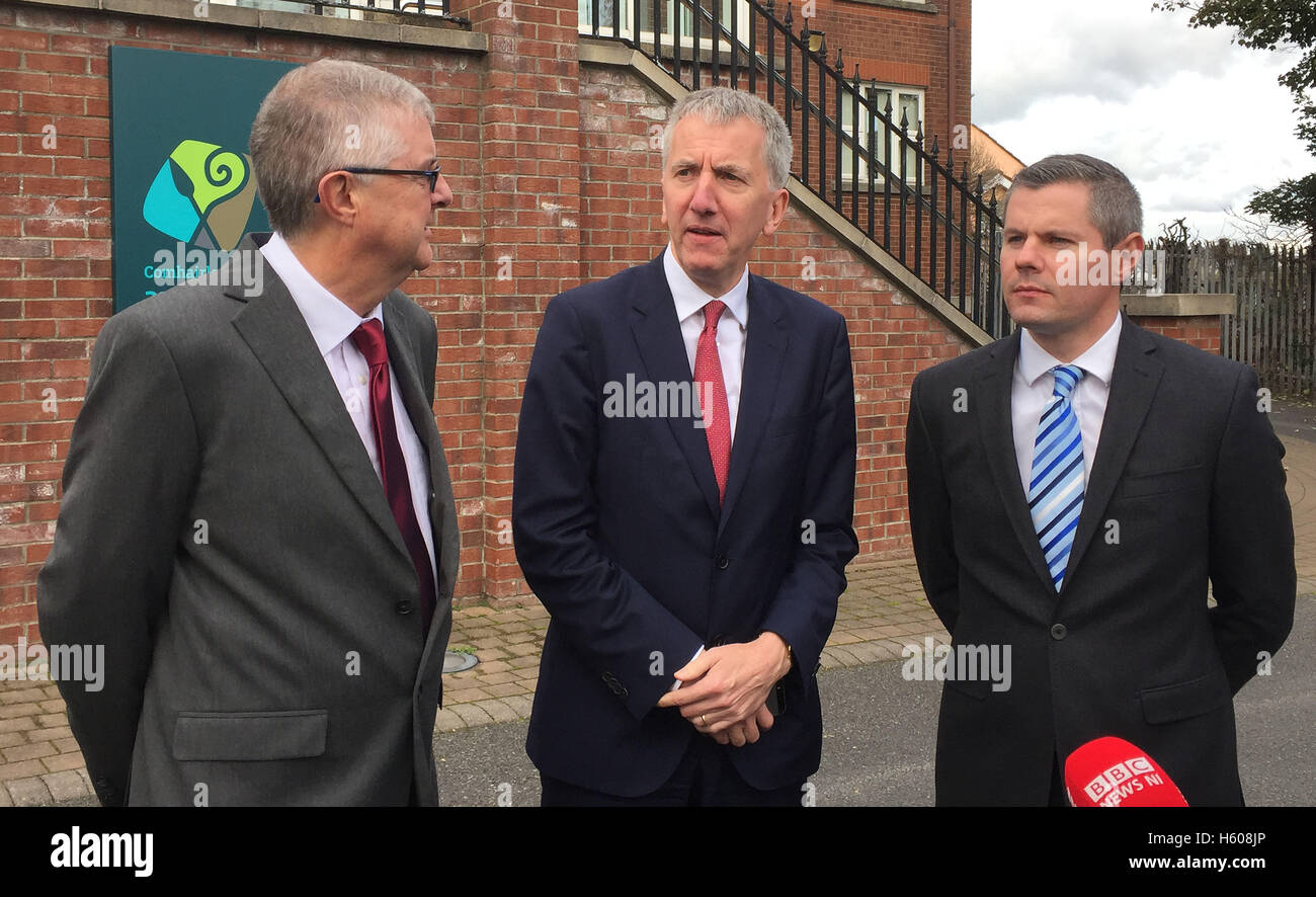 (Da sinistra a destra) Cardiff's Mark Drakeford, Stormont's Mairtin O Muilleoir e Holyrood Derek Mackay dopo un incontro a Newry in Co Down come ministri delle finanze in Irlanda del Nord, Scozia e Galles hanno chiamato per un'iniezione di liquidità nel prossimo mese di bilancio. Foto Stock