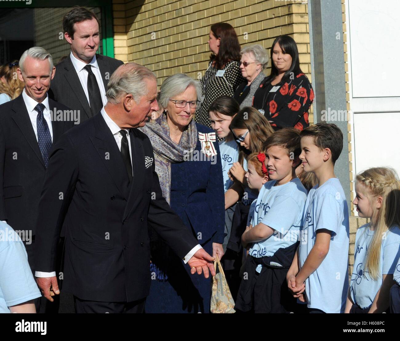 Il Principe di Galles lascia dopo aver partecipato a un ricevimento per le famiglie e per i superstiti di Aberfan e Merthyr Vale community center di Aberfan, il Galles, in occasione del cinquantesimo anniversario della tragedia. Foto Stock