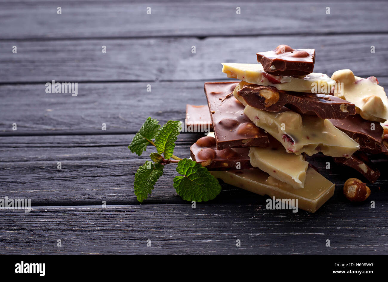 Pezzi di cioccolato fondente e bianco. Messa a fuoco selettiva Foto Stock
