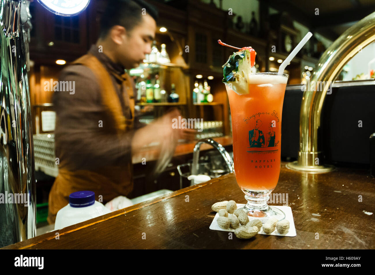 Un mix di barman a Singapore Sling nella barra lunga, Raffles Hotel, Singapore Foto Stock