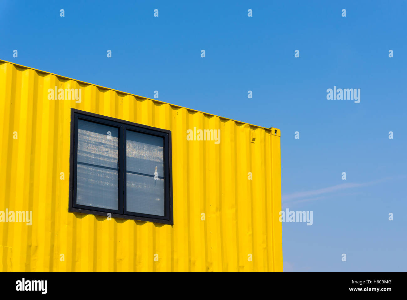 Contenitore giallo con sfondo blu cielo Foto Stock