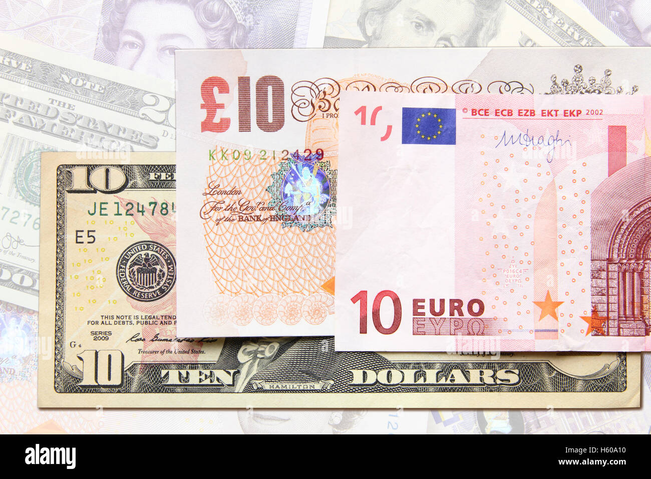 Dieci euro nota, dieci pound nota e dieci us dollar nota su un sfondo sbiadite di altre fatture Foto Stock