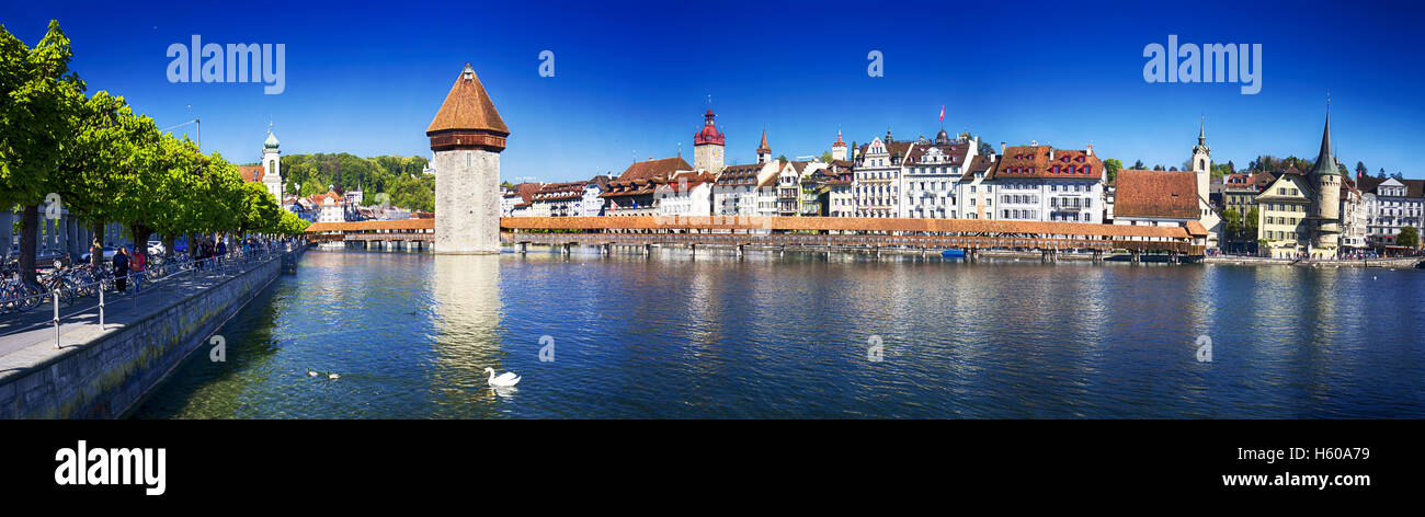 Centro storico della città di Lucerna con il famoso Ponte della Cappella e il lago di Lucerna (Vierwaldstatersee), la Svizzera centrale Foto Stock