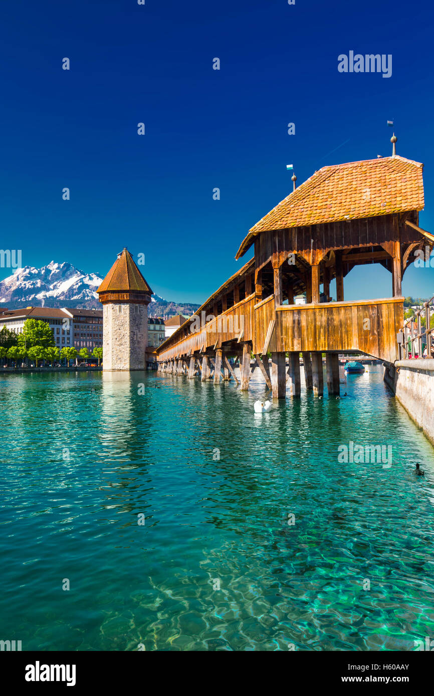 Centro storico della città di Lucerna con il famoso Ponte della Cappella e il lago di Lucerna (Vierwaldstatersee), il cantone di Lucerna, Svizzera Foto Stock