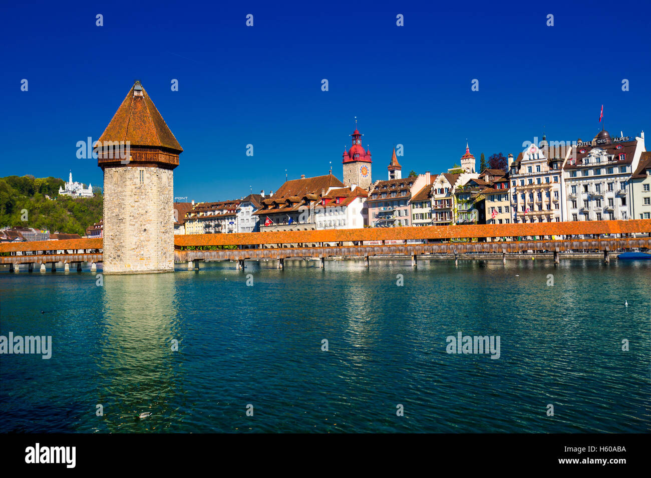 Centro storico della città di Lucerna con il famoso Ponte della Cappella e il lago di Lucerna (Vierwaldstatersee), il cantone di Lucerna, Svizzera Foto Stock