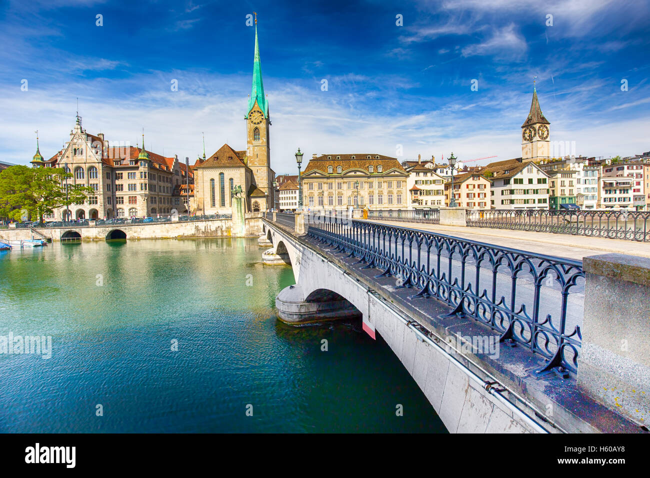 Vista del centro storico di Zurigo centro città con la famosa Chiesa di Fraumuenster, Limmat e lago di Zurigo Foto Stock